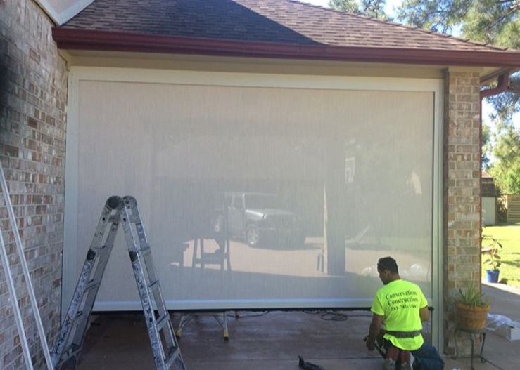 Motorized Screens in Dallas Can Help Outdoor Kitchens Work Better for Everyday Living